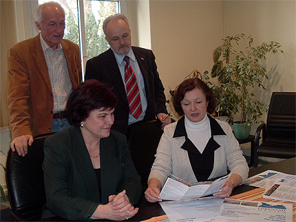 Rügens Landrätin Kerstin Kassner (r), sichtet mit den Geschäftsführern des DRK Rügen und Stralsund, Gerhard Konermann und Dagmar Wegner, sowie Burkhard Päschke vom DRK Rügen die Flyer und Plakate für die Ehrenamtmesse (v.r.n.l.). Rügens Landrätin Kerstin Kassner (r), sichtet mit den Geschäftsführern des
DRK Rügen und Stralsund, Gerhard Konermann und Dagmar Wegner, sowie Burkhard
Päschke vom DRK Rügen die Flyer und Plakate für die Ehrenamtmesse (v.r.n.l.).
