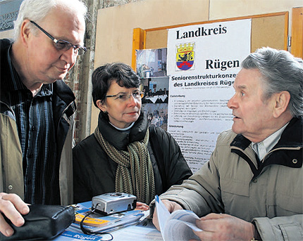 Helga und Kurt Frey aus Klausdorf kamen mit Manfred Schittko ins Gespräch, der als Ehrenvorsitzender des Seniorenbeirats am Sonnabend bei der Ehrenamtsmesse den Verein vetrat. Helga und Kurt Frey aus Klausdorf kamen mit Manfred Schittko ins Gespräch, der als Ehrenvorsitzender des Seniorenbeirats am Sonnabend bei der Ehrenamtsmesse den Verein vetrat.