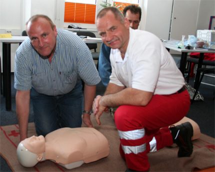 Karsten Lux, Ausbildungsbeauftragter im Kreisverband Rügen e.V. (DRK), demonstriert bei der Fortbildung von Betriebshelfern das Auffinden einer bewusstlosen Person Karsten Lux, Ausbildungsbeauftragter im Kreisverband Rügen e.V. (DRK), demonstriert bei der Fortbildung von Betriebshelfern das Auffinden einer bewusstlosen Person