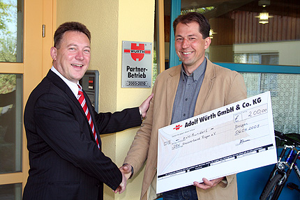 Detlef Tutas Mitarbeiter der Firma WÜRTH (v.l.) überreicht den Spendencheck an Sören Baumeister, Leiter der Werkstatt für behinderte Menschen Detlef Tutas Mitarbeiter der Firma WÜRTH (v.l.) überreicht den Spendencheck an Sören Baumeister, Leiter der Werkstatt für behinderte Menschen