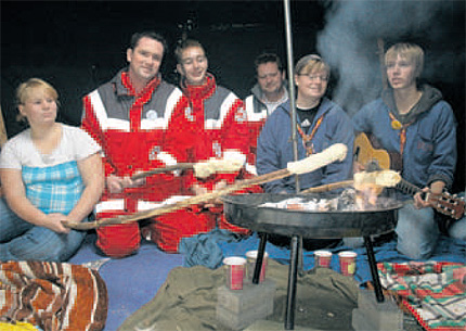 Gemütliches Beisammensein im Zelt: Helfer von DRK und die Pfadfinder aßen gemeinsam mit den mitLeben- Besuchern Stockbrot auf dem Hof der Altschule in Bergen. Gemütliches Beisammensein im Zelt: Helfer von DRK und die Pfadfinder aßen gemeinsam mit den mitLeben- Besuchern Stockbrot auf dem Hof der Altschule in Bergen.