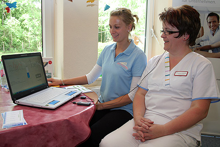 Thekla Schmidt vom Aktivital Team überprüft bei Pflegedienstleiterin Katrin Wollmann mit modernsten Geräten die Herzratenstabilität. Der Computer lässt sich nicht beirren und zeigt jede noch so kleine Abweichung zwischen Herzschlag, Atmung und Entspannung an Thekla Schmidt vom Aktivital Team überprüft bei Pflegedienstleiterin Katrin Wollmann mit modernsten Geräten die Herzratenstabilität. Der Computer lässt sich nicht beirren und zeigt jede noch so kleine Abweichung zwischen Herzschlag, Atmung und Entspannung an