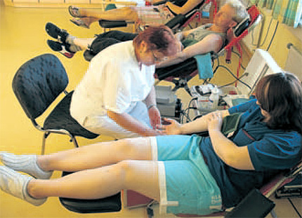 Marie Lehmann (20) aus Bergen lässt sich von Schwester Regina aus Stralsund Blut abzapfen. Leider gibt es zu wenige Spender wie Marie im Nordosten Marie Lehmann (20) aus Bergen lässt sich von Schwester Regina aus Stralsund Blut abzapfen. Leider gibt es zu wenige Spender wie Marie im Nordosten