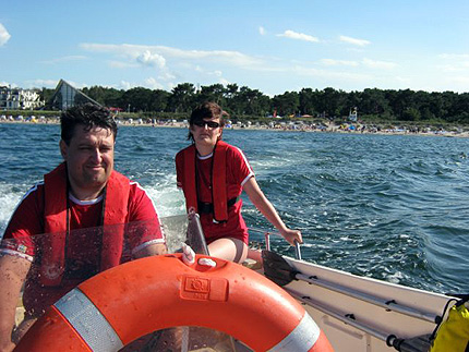 Bootsführer und Wachleiter Dirk Junghans sowie Anna Gernhardt auf Patrouillenfahrt an der Tromper Wiek