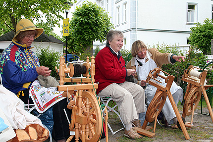 Auftritt der Spinnradgruppe auf dem Museumstag in Göhren. Auftritt der Spinnradgruppe auf dem Museumstag in Göhren.