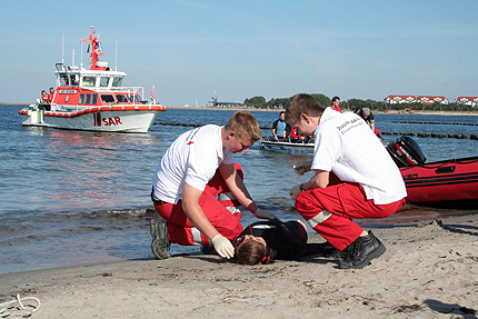 Tommy Scheel vom DRK Sanitätszug und Thomas Schlanert vom Jugendrotkreuz (JRK) versorgen einen Leichtverletzten Tommy Scheel vom DRK Sanitätszug und Thomas Schlanert vom Jugendrotkreuz (JRK) versorgen einen Leichtverletzten