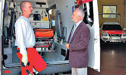 Der Geschäftsführer des DRK-Kreisverbandes Gerhard Konermann im Gespräch mit dem Rettungsassistenten Steffen Mayn