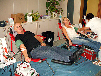 Wolfgang Möser gemeinsam mit Ehefrau Kathrin bei der Spende