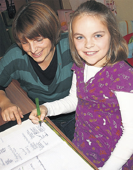 Lara Möller (10) ist eine gute Schülerin. Sie hat überall Einsen und Zweien auf dem Zeugnis. Wenn es doch mal irgendwo Schwierigkeiten gibt, hilft Mama Alexandra Möller (34) bei den Hausaufgaben. Lara geht in die 5. Klasse an der Regionalen Schule am Grünen Berg in Bergen. Lara Möller (10) ist eine gute Schülerin. Sie hat überall Einsen und Zweien auf dem Zeugnis. Wenn es doch mal irgendwo Schwierigkeiten gibt, hilft Mama Alexandra Möller (34) bei den Hausaufgaben. Lara geht in die 5. Klasse an der Regionalen Schule am Grünen Berg in Bergen.