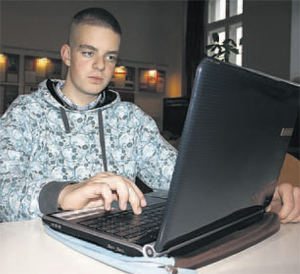 Julien (16) im Aufenthaltsraum am IT-College. Den Laptop hat er sich extra für die Ausbildung geleistet. Auf der zweistündigen Busfahrt morgens zur Schule schaut Julien gerne Filme an. Julien (16) im Aufenthaltsraum am IT-College. Den Laptop hat er sich extra für die Ausbildung geleistet. Auf der zweistündigen Busfahrt morgens zur Schule schaut Julien gerne Filme an.