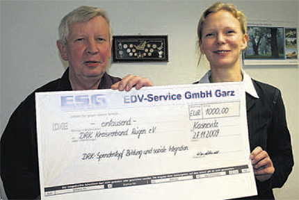 1000 Euro für bedürftige Kinder der Insel von der EDV Service GmbH Garz. Geschäftsführer Reinhard Wendlandt und Tochter Antje Wendlandt, Leiterin Marketing/Vertrieb, überreichen den Scheck an die OZ. 1000 Euro für bedürftige Kinder der Insel von der EDV Service GmbH Garz. Geschäftsführer Reinhard Wendlandt und Tochter Antje Wendlandt, Leiterin Marketing/Vertrieb, überreichen den Scheck an die OZ.