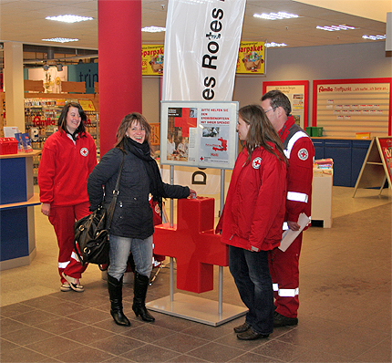 Die ehrenamtlichen Helfer des DRK sammelten am Sonnabend im Famila-Markt in Bergen 1673 Euro für die Erdbebenopfer in Haiti. Die ehrenamtlichen Helfer des DRK sammelten am Sonnabend im Famila-Markt in Bergen 1673 Euro für die Erdbebenopfer in Haiti.