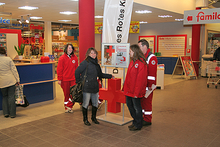 Die ehrenamtlichen Helfer des DRK sammelten am Sonnabend im Famila-Markt in Bergen 1673 Euro für die Erdbebenopfer in Haiti. Die ehrenamtlichen Helfer des DRK sammelten am Sonnabend im Famila-Markt in Bergen 1673 Euro für die Erdbebenopfer in Haiti.