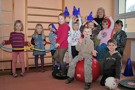 Vorschulgruppe der Kita "Brüderchen und Schwesterchen" mit Leiterin der Einrichtung Elvira Weinerowsky. Vorschulgruppe der Kita "Brüderchen und Schwesterchen" mit Leiterin der Einrichtung Elvira Weinerowsky.