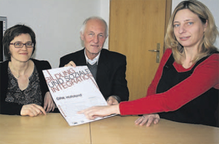 Silke Döring (v.l.), von der AWO-Familienberatung in Bergen, Burkhard Päschke, Pressesprecher des DRK und Kathrin Gloede vom E-Werk in Sassnitz bei der Auswertung der OZ-Weihnachtsaktion. Silke Döring (v.l.), von der AWO-Familienberatung in Bergen, Burkhard Päschke, Pressesprecher des DRK und Kathrin Gloede vom E-Werk in Sassnitz bei der Auswertung der OZ-Weihnachtsaktion.
