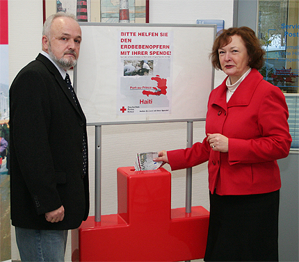 Landrätin Kerstin Kassner unterstützte die Spendenopfer mit einer Sammelaktion im Landratsamt und einer persönlichen Spende. Landrätin Kerstin Kassner unterstützte die Spendenopfer mit einer Sammelaktion im Landratsamt und einer persönlichen Spende.