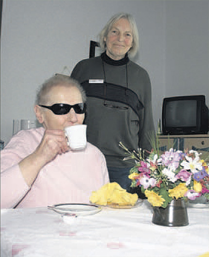 Kaffee trinken, Klönen und gemeinsam lachen: Christine Seegers besucht einmal pro Woche Elisabeth Micheels im DRK-Pflegeheim Rotensee. Die Vorsitzende der DRK-Ortsgruppe Bergen ist ehrenamtlich für Senioren da. Kaffee trinken, Klönen und gemeinsam lachen: Christine Seegers besucht einmal pro Woche Elisabeth Micheels im DRK-Pflegeheim Rotensee. Die Vorsitzende der DRK-Ortsgruppe Bergen ist ehrenamtlich für Senioren da.