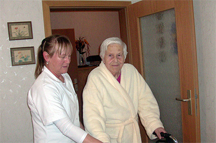 Pflegefachkraft Petra Neumann begleitet Frau Ilse Weihrich nach der Körperpflege in die Küche. Pflegefachkraft Petra Neumann begleitet Frau Ilse Weihrich nach der Körperpflege in die Küche.