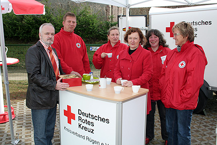 Rügens Landrätin stärkt Ehrenamtlern beim DRK den Rücken. Rügens Landrätin stärkt Ehrenamtlern beim DRK den Rücken.