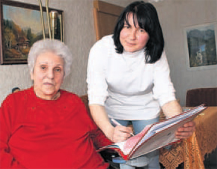 Note eins für die DRK-Sozialstation Bergen: Zwei Mal pro Woche kommt Schwester Carmen (41) zu Wally Jacke, um ihr die Füße zu baden. Weil die 73-Jährige Multiple Sklerose hat, kann sie sich kaum bewegen. Note eins für die DRK-Sozialstation Bergen: Zwei Mal pro Woche kommt Schwester Carmen (41) zu Wally Jacke, um ihr die Füße zu baden. Weil die 73-Jährige Multiple Sklerose hat, kann sie sich kaum bewegen.