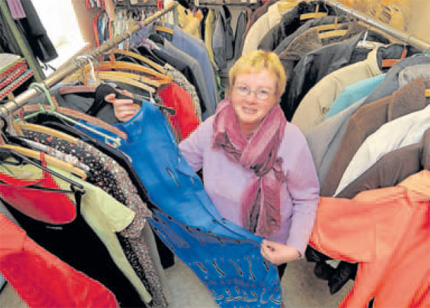 Große Auswahl für Bedürftige: Mitarbeiterin Elke Hardt (53) in der DRK-Kleiderkammer in der Rostocker Augustenstraße. Große Auswahl für Bedürftige: Mitarbeiterin Elke Hardt (53) in der DRK-Kleiderkammer in der Rostocker Augustenstraße.