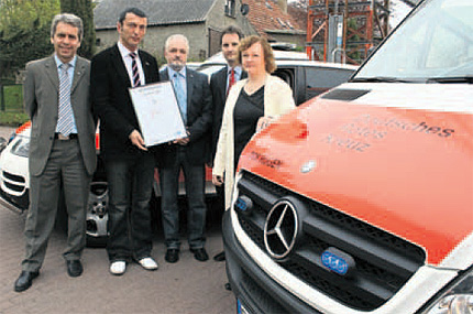 Jan-Hendrik Hartlöhner (2. v. l.) überreicht das Zertifikat an den DRK-Vorsitzenden Andreas Bachmann (v. l.), Geschäftsführer Gerhard Konermann, Dr. Knut Müller (ärztlicher Leiter) und Landrätin Kerstin Kassner. Jan-Hendrik Hartlöhner (2. v. l.) überreicht das Zertifikat an den DRK-Vorsitzenden Andreas Bachmann (v. l.), Geschäftsführer Gerhard Konermann, Dr. Knut Müller (ärztlicher Leiter) und Landrätin Kerstin Kassner.