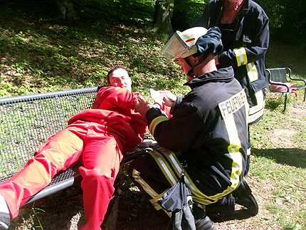 Ein Kamerad der FF Lohe-Rickelshof (Schleswig-Holstein) leistet dem Kameraden Stefan Senzek fachgerechte Erste Hilfe. Ein Kamerad der FF Lohe-Rickelshof (Schleswig-Holstein) leistet dem Kameraden Stefan Senzek fachgerechte Erste Hilfe.
