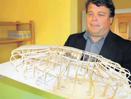 Sieht aus wie ein Stadion: Professor Martin Wollensak von der Hochschule Wismar präsentiert das Modell des neuen Garzer Kindergartens. Nicht nur die Form ist extravagant. Der Neubau setzt landesweit Maßstäbe in Sachen Umwelt- und Klimaschutz. Sieht aus wie ein Stadion: Professor Martin Wollensak von der Hochschule Wismar präsentiert das Modell des neuen Garzer Kindergartens. Nicht nur die Form ist extravagant. Der Neubau setzt landesweit Maßstäbe in Sachen Umwelt- und Klimaschutz.