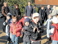 Sind schon ganz aus dem Häuschen: Die Mädchen und Jungen der DRK-Kindertagesstätte "Wildblume" in Garz freuen sich auf ihr neues Zuhause, für das im Frühjahr der Grundstein gelegt werden soll. Sind schon ganz aus dem Häuschen: Die Mädchen und Jungen der DRK-Kindertagesstätte "Wildblume" in Garz freuen sich auf ihr neues Zuhause, für das im Frühjahr der Grundstein gelegt werden soll.
