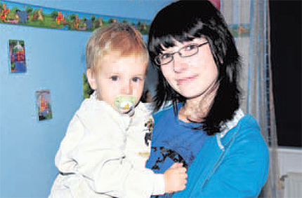 Vivien und ihr Sohn Jason haben bereits vom DRK-Hilfsfonds profitiert. Die junge Mutter bekam eine Unterstützung, die ihr half, den Schulabschluss zu realisieren. Vivien und ihr Sohn Jason haben bereits vom DRK-Hilfsfonds profitiert. Die junge Mutter bekam eine Unterstützung, die ihr half, den Schulabschluss zu realisieren.