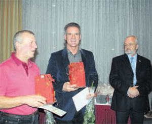 Die Rekord-Blutspender Herwart Brüsch (li.) und Fred Klinkenberg nehmen ihre Auszeichnungen entgegen. DRK-Geschäftsführer Gerhard Konermann (re.) gratuliert. Die Rekord-Blutspender Herwart Brüsch (li.) und Fred Klinkenberg nehmen ihre Auszeichnungen entgegen. DRK-Geschäftsführer Gerhard Konermann (re.) gratuliert.