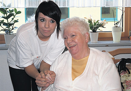 Isabell-Maria (15) besucht jeden Donnerstag Hildegard Gossing imDRK-Pflegeheim in Binz. „Wir verstehen uns gut“, freuen sich beide auf die Zeit, die die Schülerin und die Seniorin miteinander verbringen. Isabell-Maria (15) besucht jeden Donnerstag Hildegard Gossing im DRK-Pflegeheim in Binz. „Wir verstehen uns gut“, freuen sich beide auf die Zeit, die die Schülerin und die Seniorin miteinander verbringen.