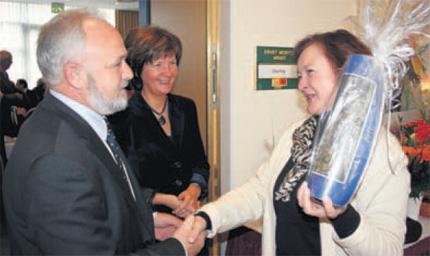 Auch Landrätin Kerstin Kassner (r.) gratulierte DRK-Geschäftsführer Gerhard Konermann, der gemeinsam mit seiner Frau Andrea gestern Vormittag im Bergener Parkhotel etwa 90 Gästeempfing. Auch Landrätin Kerstin Kassner (r.) gratulierte DRK-Geschäftsführer Gerhard Konermann, der gemeinsam mit seiner Frau Andrea gestern Vormittag im Bergener Parkhotel etwa 90 Gästeempfing.