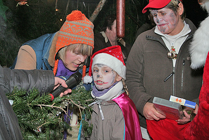 Kinder sagen Weihnachtsgedicht auf und werden vom Alten belohnt. Kinder sagen Weihnachtsgedicht auf und werden vom Alten belohnt.