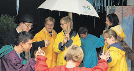Tanzten im Regen und wurden doch nicht nass - die Theatergruppe an der DRK-Schule in Patzig begeisterte gestern das Publikum. Tanzten im Regen und wurden doch nicht nass - die Theatergruppe an der DRK-Schule in Patzig begeisterte gestern das Publikum.