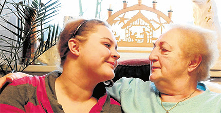 Ein Herz und eine Seele: Oma Hella und Enkelin Laura, die beide Eltern durch Krebsleiden verlor. Ein Herz und eine Seele: Oma Hella und Enkelin Laura, die beide Eltern durch Krebsleiden verlor.