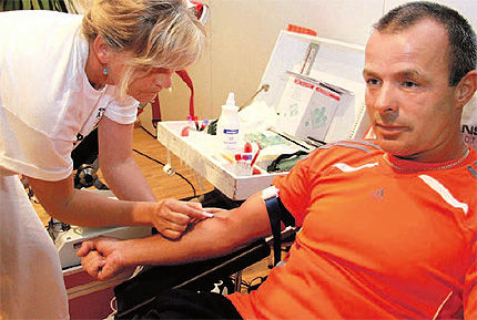 Roman Malig aus Göhren spendet in Baabe Blut. Damit dies weiter möglich ist, werden Blutspende-Helfer gesucht. Roman Malig aus Göhren spendet in Baabe Blut. Damit dies weiter möglich ist, werden Blutspende-Helfer gesucht.