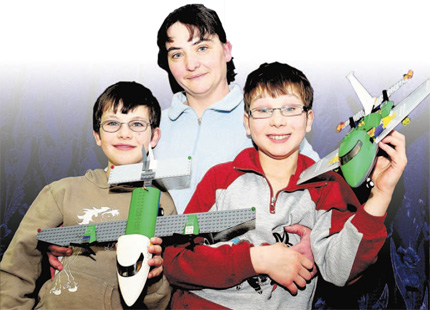 "Helfen bringt Freude": Der DRK-Hilfsfonds unterstützt auch Ines Wiek aus Altenkirchen und ihre Kinder Marcus (r.) und Malte "Helfen bringt Freude": Der DRK-Hilfsfonds unterstützt auch Ines Wiek aus Altenkirchen und ihre Kinder Marcus (r.) und Malte