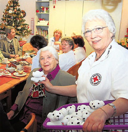 Die Ortsvorsitzende des DRK in Sagard, Hildegard Hacker, überreichte Margot Westphal eine kleine Aufmerksamkeit. Die Ortsvorsitzende des DRK in Sagard, Hildegard Hacker, überreichte Margot Westphal eine kleine Aufmerksamkeit.