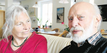 Christine Seegers und ihr Mann Karl-Heinz. Vor 13 Jahren sind sie aus der Nähe von Hamburg nach Rügen gezogen. Hier engagiert sich Frau Seegers im DRK-Ortsverein Bergen. Christine Seegers und ihr Mann Karl-Heinz. Vor 13 Jahren sind sie aus der Nähe von Hamburg nach Rügen gezogen. Hier engagiert sich Frau Seegers im DRK-Ortsverein Bergen.