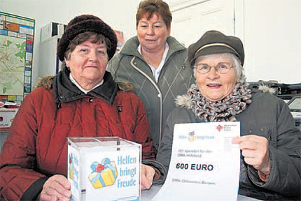 Haben beim DRK-Weihnachtsbasar in den Rügener Behindertenwerkstätten 600 Euro gesammelt: Vera Schmudde, Erika Ritter und Ursula Niejahr (v.l.) vom DRK-Ortsverein Bergen. Haben beim DRK-Weihnachtsbasar in den Rügener Behindertenwerkstätten 600 Euro gesammelt: Vera Schmudde, Erika Ritter und Ursula Niejahr (v.l.) vom DRK-Ortsverein Bergen.