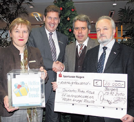 Haben beim DRK-Weihnachtsbasar in den Rügener Behindertenwerkstätten 600 Euro gesammelt: Vera Schmudde, Erika Ritter und Ursula Niejahr (v.l.) vom DRK-Ortsverein Bergen. Haben beim DRK-Weihnachtsbasar in den Rügener Behindertenwerkstätten 600 Euro gesammelt: Vera Schmudde, Erika Ritter und Ursula Niejahr (v.l.) vom DRK-Ortsverein Bergen.