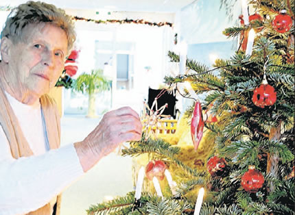 Haben beim DRK-Weihnachtsbasar in den Rügener Behindertenwerkstätten 600 Euro gesammelt: Vera Schmudde, Erika Ritter und Ursula Niejahr (v.l.) vom DRK-Ortsverein Bergen. Haben beim DRK-Weihnachtsbasar in den Rügener Behindertenwerkstätten 600 Euro gesammelt: Vera Schmudde, Erika Ritter und Ursula Niejahr (v.l.) vom DRK-Ortsverein Bergen.