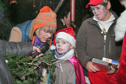 Kinder sagen Weihnachtsgedicht auf und werden vom Alten belohnt.