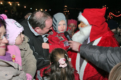 Kinder sagen Weihnachtsgedicht auf und werden vom Alten belohnt.