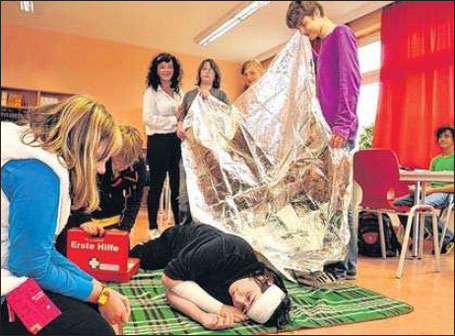 Tom hat sich in die stabile Seitenlage begeben. Die praktischen Übungen machen ihm und seinen Mitschülern Spaß