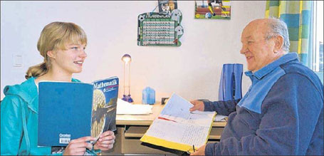 Gerhard Junghahn hilft Kerstin in Mathematik auf die Sprünge, finanziert über Spenden der OZ-Aktion Helfen bringt Freude