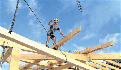 Haltungsnote glatte 10: Zimmermann Dirk Berkholz musste gestern turnerische Höchstleistungen vollbringen, um die riesigen Dachträger auf dem Rohbau der neuen Wohnanlage des DRK in Lauterbach in die richtige Position zu dirigieren.