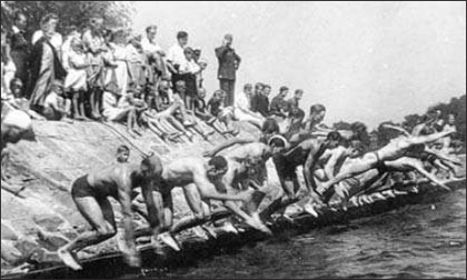 Bis 1952 erfolgte der Start vom Bahndamm in Lauterbach. Heute dürfen maximal 350 Schwimmsportler am Wettkampf teilnehmen. Foto: privat