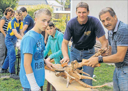 Eine Wurzel wird zum Schmuckelement für eine Bank verarbeitet.